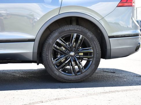 Used 2022 Volkswagen Tiguan SE R-Line AWD/4WD image 11