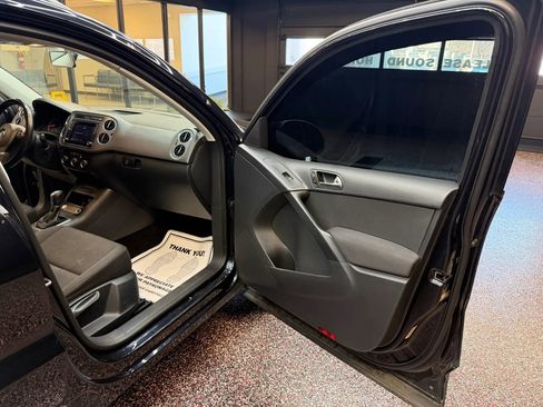 Used 2017 Volkswagen Tiguan Limited w/ Premium Package image 23