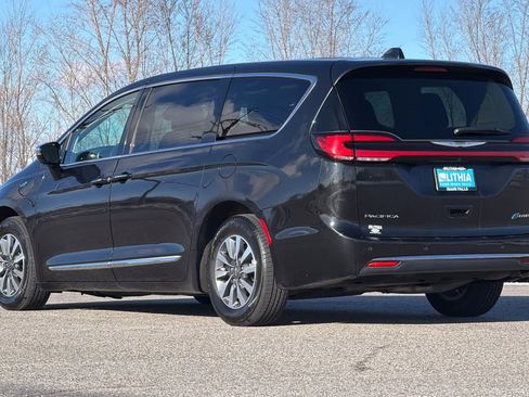 Used 2023 Chrysler Pacifica Limited image 6