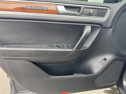 Used 2012 Volkswagen Touareg TDI image 26