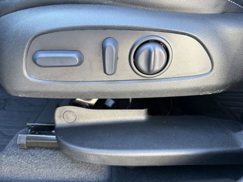 Used 2024 GMC Terrain SLT w/ Infotainment Package II image 31