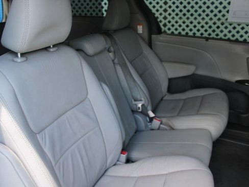 Used 2015 Toyota Sienna XLE FWD image 12