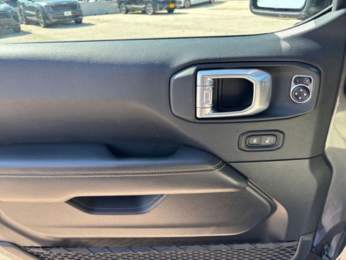 Used 2025 Jeep Wrangler Unlimited Sahara AWD/4WD image 18