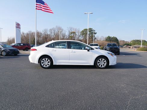 Used 2025 Toyota Corolla LE image 3