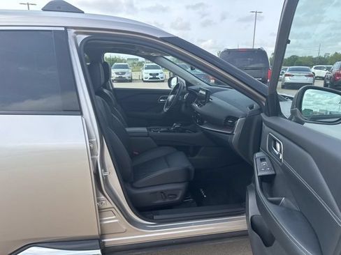 Used 2025 Nissan Rogue Platinum AWD/4WD image 22