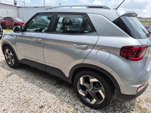 Used 2025 Hyundai Venue SEL FWD image 2
