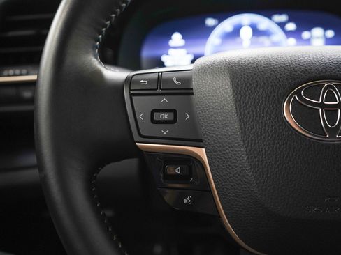 Used 2025 Toyota Crown AWD/4WD image 23