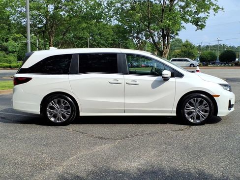 Used 2025 Honda Odyssey Touring image 3