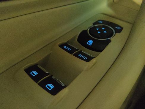 Used 2015 Ford Taurus Limited FWD image 27