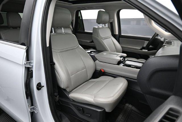 Used 2025 Ford Expedition Active AWD/4WD image 31