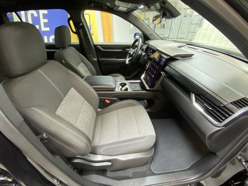 Used 2025 GMC Acadia Elevation image 27