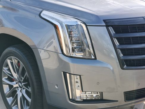 Used 2020 Cadillac Escalade ESV Premium Luxury image 5