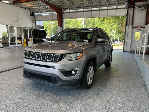 Used 2019 Jeep Compass Latitude FWD image 4