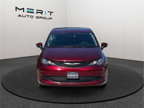 Used 2023 Chrysler Voyager LX image 3