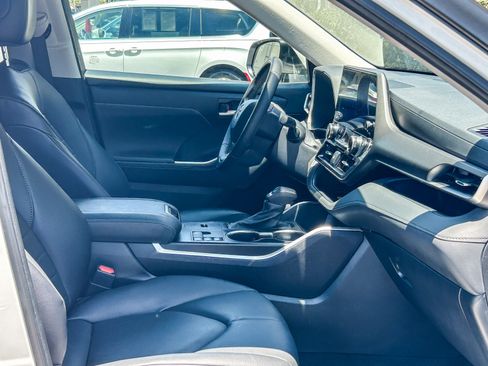 Used 2024 Toyota Highlander XLE FWD image 16