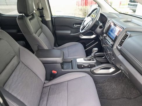 Used 2024 Nissan Frontier SV image 15