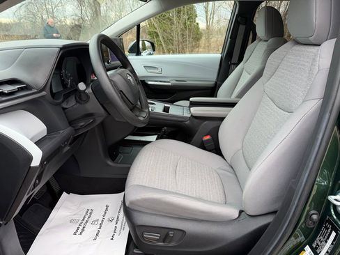 Used 2025 Toyota Sienna LE image 11