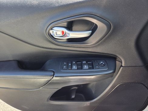 Used 2015 Jeep Cherokee Limited image 26