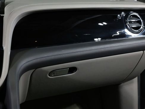 Used 2022 Bentley Bentayga image 25