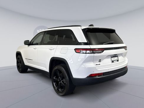Used 2023 Jeep Grand Cherokee Altitude AWD/4WD image 4