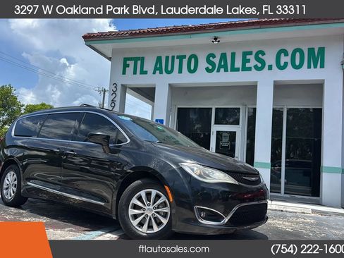 Used 2017 Chrysler Pacifica Touring-L FWD image 2
