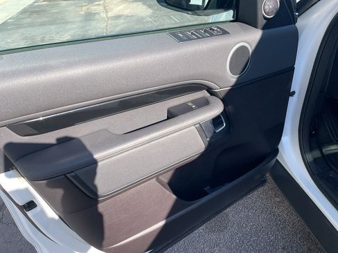 Used 2017 Land Rover Discovery SE image 10