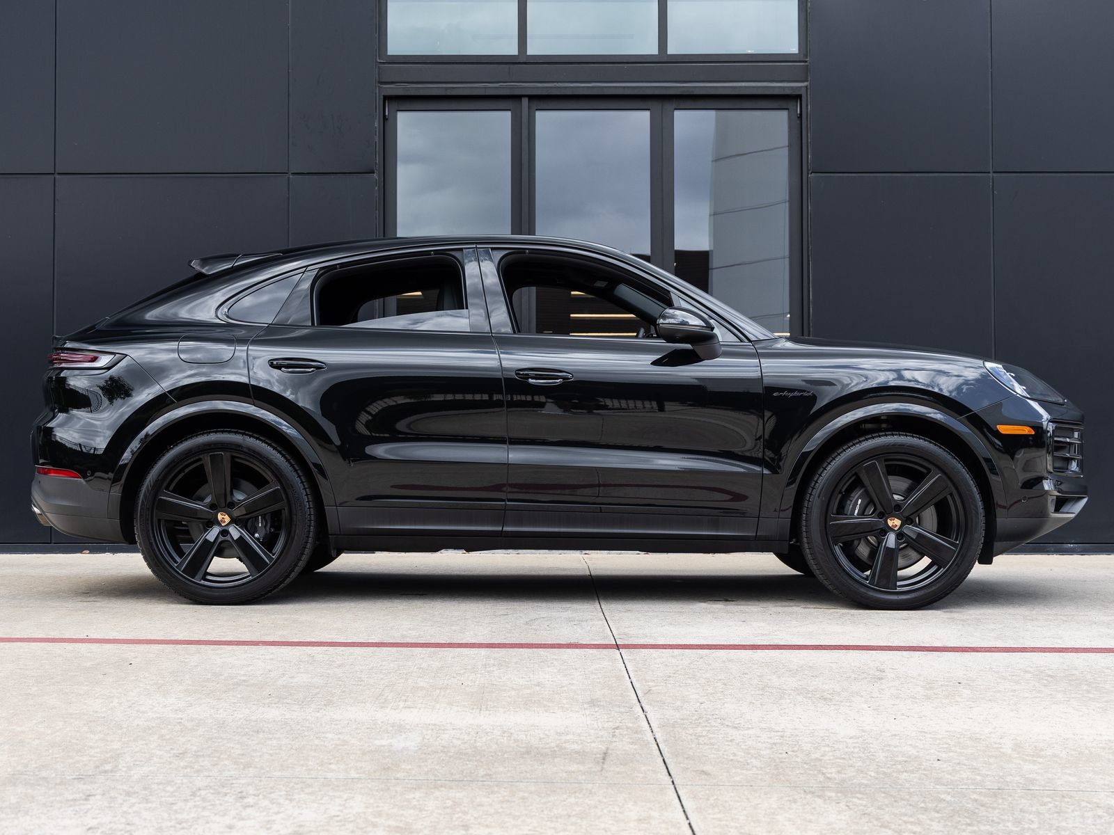 Certified 2025 Porsche Cayenne E-Hybrid Coupe AWD/4WD image 12