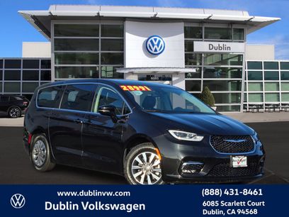 Used 2024 Chrysler Pacifica Select