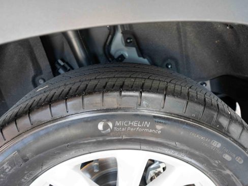 Used 2025 Toyota Corolla Cross LE FWD image 30