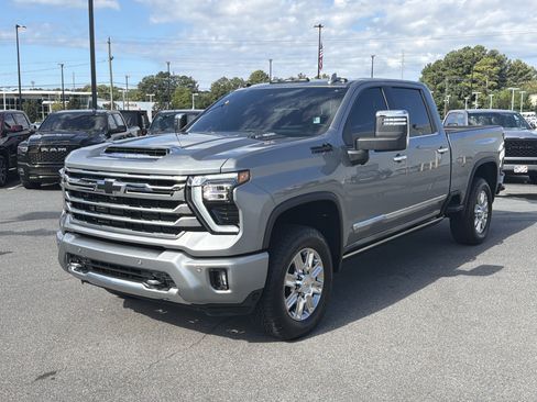 Used 2026 Chevrolet Silverado 2500 High Country w/ High Country Premium Package AWD/4WD image 3