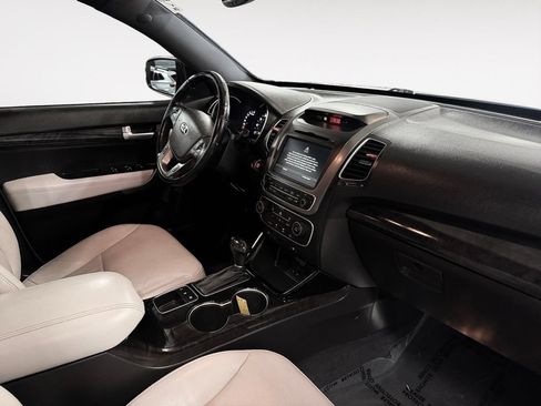 Used 2014 Kia Sorento SX image 9