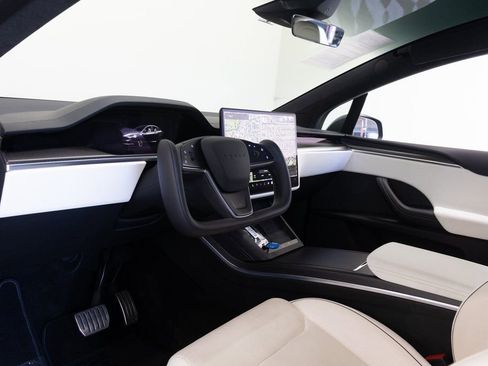 Used 2022 Tesla Model X Plaid image 17