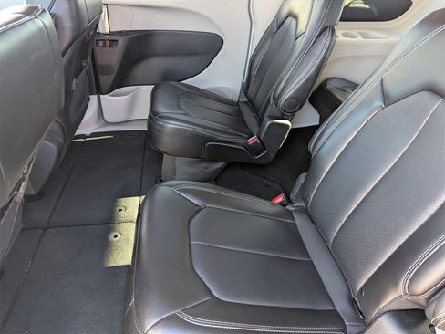 Used 2024 Chrysler Pacifica Touring-L image 28