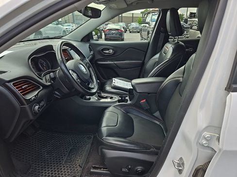 Used 2019 Jeep Cherokee Trailhawk w/ Cold Weather Group AWD/4WD image 15