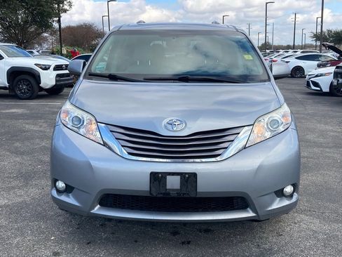 Used 2016 Toyota Sienna XLE image 2