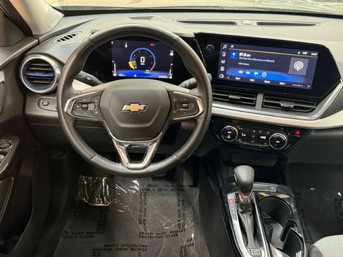 Used 2025 Chevrolet Trax LT w/ LT Convenience Package FWD image 33