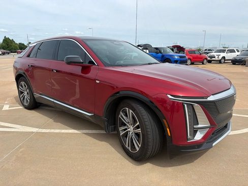 Used 2024 Cadillac Lyriq Luxury w/ LPO, Floor Liner Package AWD/4WD image 4
