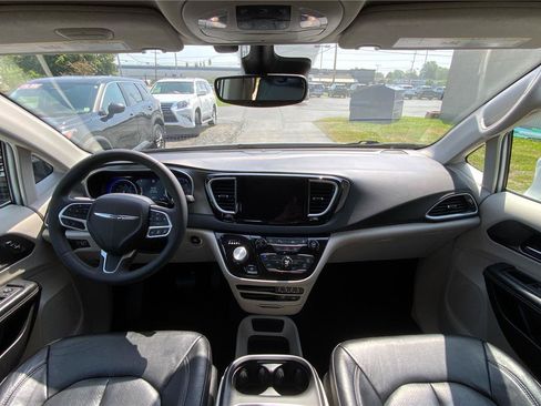 Used 2022 Chrysler Pacifica Touring-L FWD image 32