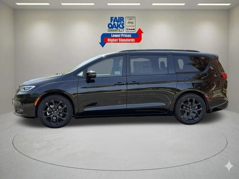 New 2026 Chrysler Pacifica Limited w/ S Appearance Package FWD image 10