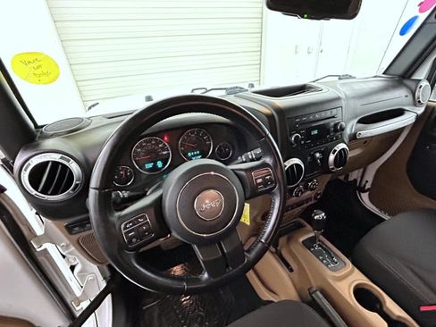 Used 2017 Jeep Wrangler Unlimited Rubicon w/ Connectivity Group AWD/4WD image 13