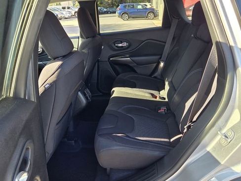 Used 2021 Jeep Cherokee Latitude w/ Mopar Interior Package image 10