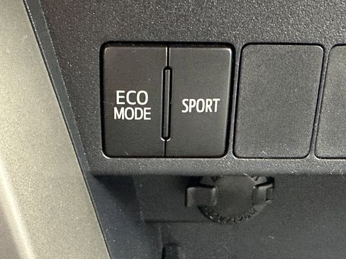 Used 2015 Toyota RAV4 XLE image 16