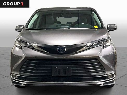Certified 2021 Toyota Sienna XLE image 4