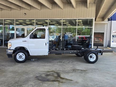 New 2026 Ford E-450 and Econoline 450 Super Duty w/ Ambulance Prep Package RWD image 23