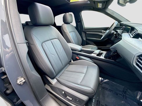 Certified 2024 Audi Q8 e-tron Premium Plus w/ Premium Plus Package AWD/4WD image 30