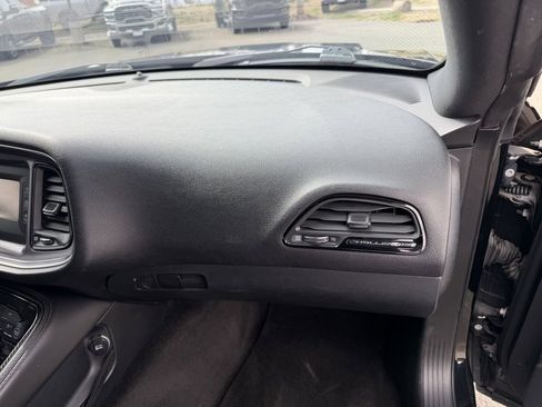 Used 2015 Dodge Challenger SXT image 31