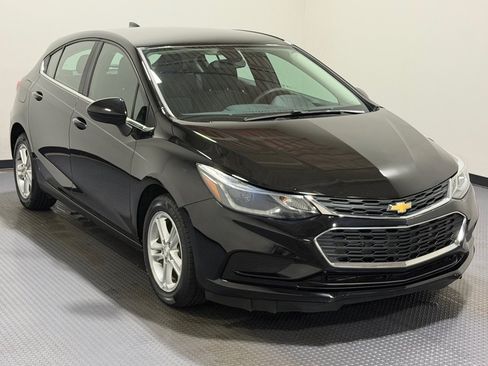 Used 2018 Chevrolet Cruze LT w/ Convenience Package FWD image 3