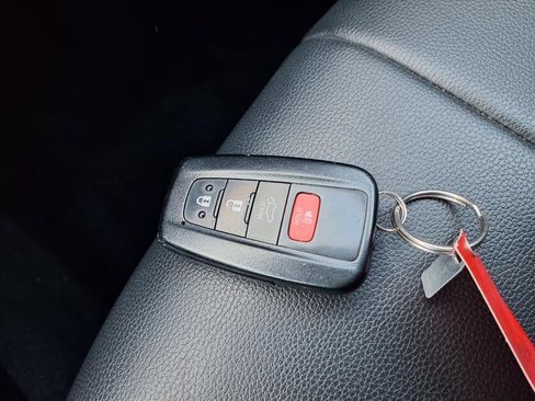 Used 2020 Toyota Highlander XLE image 14