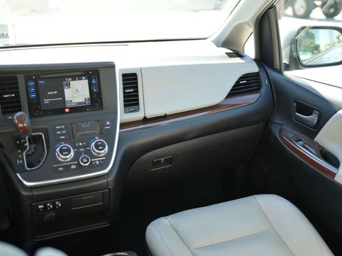 Used 2017 Toyota Sienna Limited FWD image 9