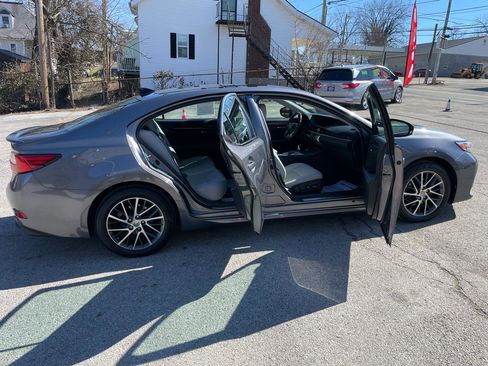 Used 2016 Lexus ES 350 w/ Luxury Package w/Wood Trim image 5